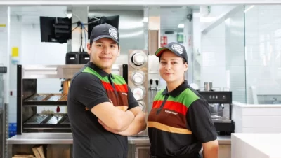 2 trabajadores en Burger King sin experiencia