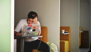 un Jóven Desempleado y estresado