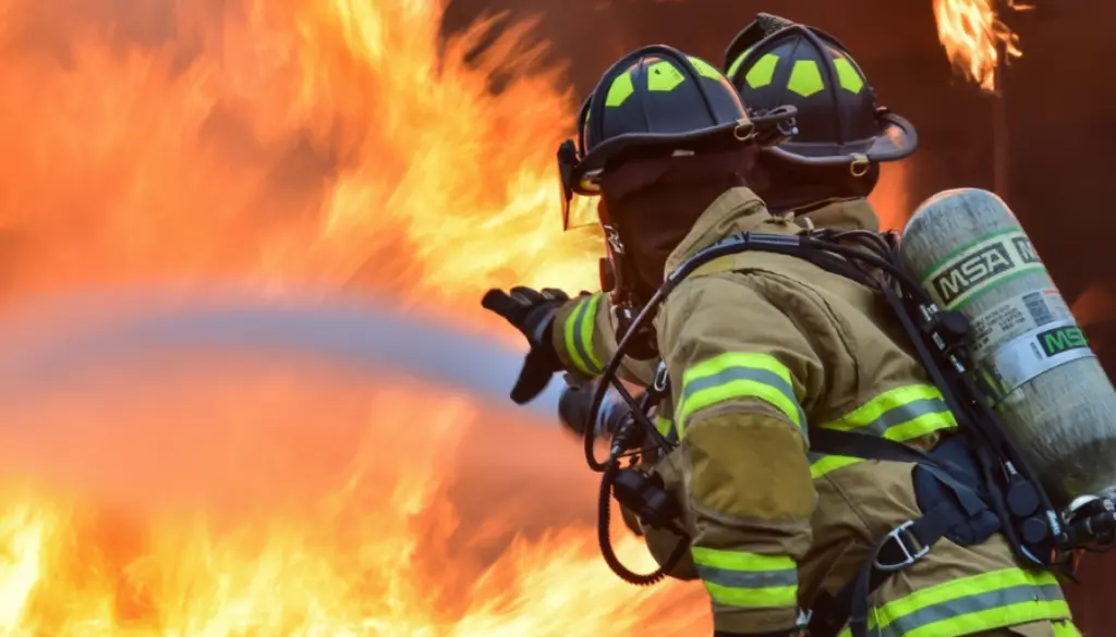 bomberos apagando un incendio