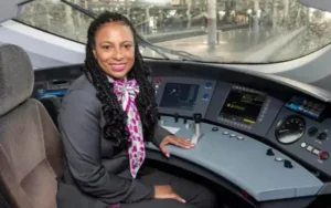 Maquinista de Renfe conduciendo un tren de alta velocidad.