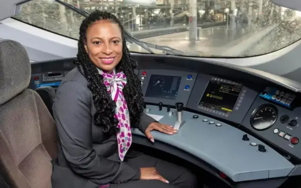 Maquinista de Renfe conduciendo un tren de alta velocidad.