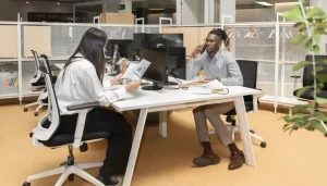 personas en una oficina con el Sistema de Reservas Hot Desk