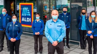 Empleados de Aldi afuera del supermercado