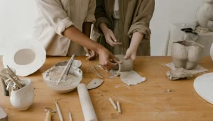 persona haciendo manualidades