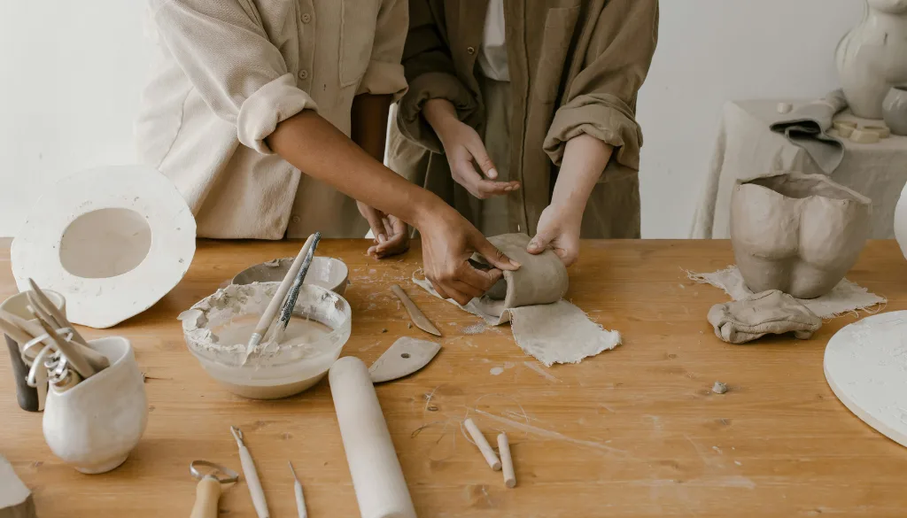 persona haciendo manualidades