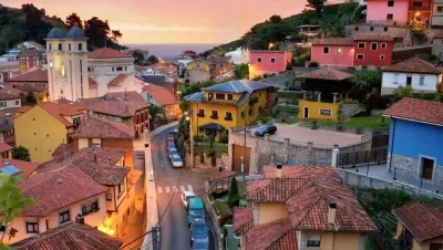 El pueblo asturiano de Ribadesella, al ponerse el sol